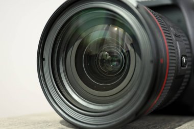 Fotoğraf stüdyosundaki profesyonel fotoğrafçının kamerası..