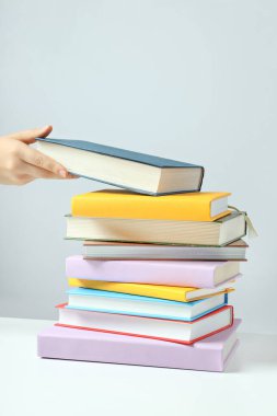 Hafif arkaplanda bir yığın kitap