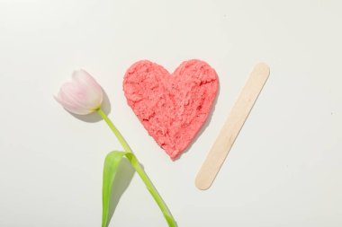 Taze lale ile kalp şeklinde dezenfekte edilmiş macun.