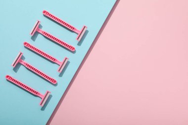 Mavi arkaplanda tıraş olmak için tıraş makinesi