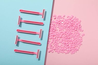 Depilasyon için granüllerle tıraş olmak için jiletler