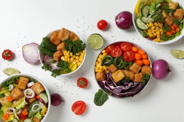 Hafif arka planda sebzeli kızarmış tofu salatası.