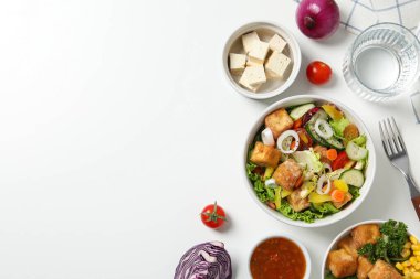 Sebzeli ve soslu kızarmış tofu salatası.