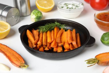 Kızarmış havuç, lezzetli kızarmış yiyecek kavramı.