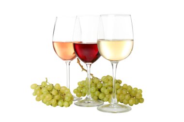 Beyaz arka planda izole edilmiş üzümlü PNG şarap kadehi.