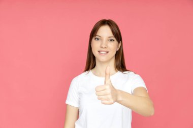 Sade bir geçmişi olan çekici bir genç kız.