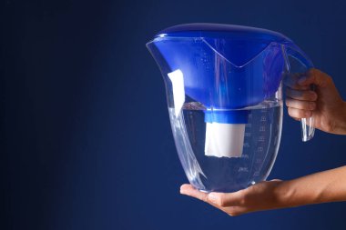 Mavi arka planda mavi kapaklı su filtresi