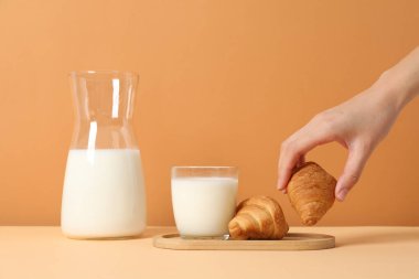 Masada ayçöreği olan bir bardak süt.