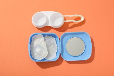 Gözler için kontakt lensler depolama konteynırı ile