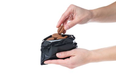 PNG, siyah çanta kurabiye ve kahve çekirdekleri, beyaz arka planda izole edilmiş.