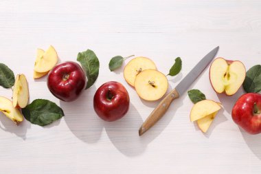 Kırmızı elmalar, taze ve sağlıklı yiyecek kavramı.