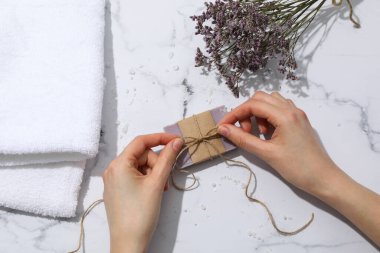 Hafif arka planda, lavantalı doğal el yapımı sabun..