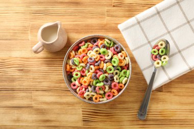 Renkli mısır gevreği, lezzetli kahvaltı konsepti, sabah yemeği.