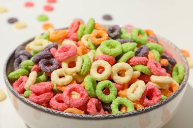 Renkli mısır gevreği, lezzetli kahvaltı konsepti, sabah yemeği.