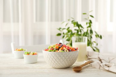 Renkli mısır gevreği, lezzetli kahvaltı konsepti, sabah yemeği, mesaj için yer.