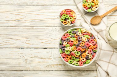 Renkli mısır gevreği, lezzetli kahvaltı konsepti, sabah yemeği, mesaj için yer.