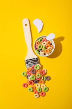 Renkli mısır gevreği, lezzetli kahvaltı konsepti, sabah yemeği.