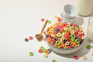 Renkli mısır gevreği, lezzetli kahvaltı konsepti, sabah yemeği, mesaj için yer.