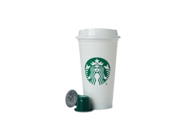 PNG, iki yeşil kahve kapsülü ve Starbucks bardağı, beyaz arka planda izole edilmiş.