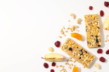 Elmalı ve kuru meyveli granola çikolataları.