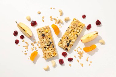 Elmalı ve kuru meyveli granola çikolataları.