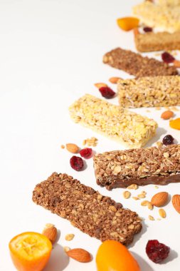 Badem ve kurutulmuş meyveli granola çikolataları.