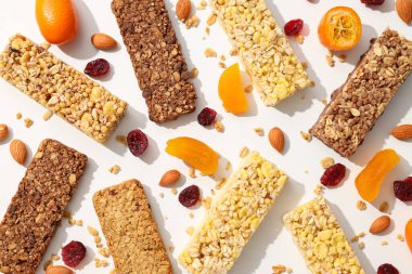 Badem ve kurutulmuş meyveli granola çikolataları.