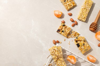 Cevizli ve taze mandalinalı granola çikolataları.