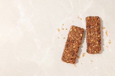 Beyaz arka planda lezzetli granola çubukları