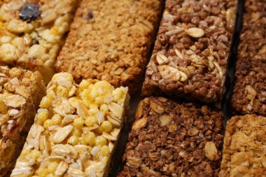 Lezzetli, doğal, çeşitli granola barlar, yakın çekim manzarası
