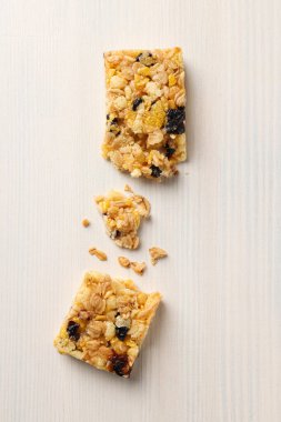 Beyaz arka planda lezzetli granola çubukları