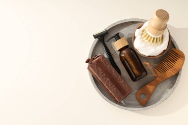 Erkekler traş seti, hediye kutusu, arka planda tarak ve şeker kutusu, metin için yer