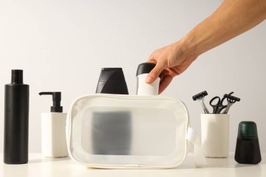 Erkekler kozmetik ürünleri, el ve jiletler açık arkaplanda cam içinde.