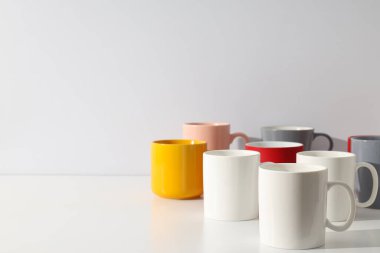 Açık arkaplanda çok renkli güzel bardaklar