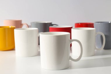 Açık arkaplanda çok renkli güzel bardaklar