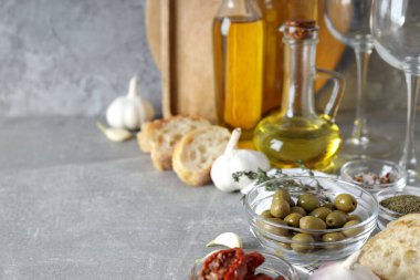 İtalyan mutfağı kavramı, masada bir takım malzemeler..