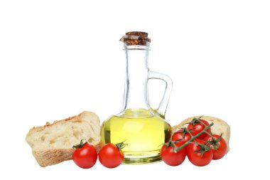 Beyaz arka planda izole edilmiş PNG, zeytin, domates, zeytin yağı ve ekmek..