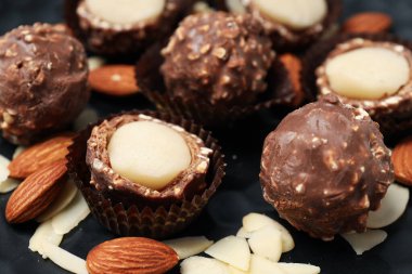 Badem ezmesi, lezzetli ve lezzetli tatlı yemek kavramı.