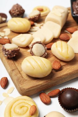 Badem ezmesi, lezzetli ve lezzetli tatlı yemek kavramı.