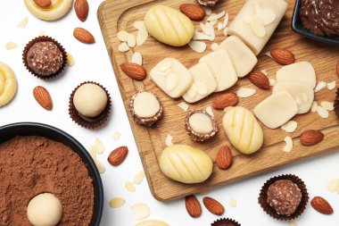 Badem ezmesi, lezzetli ve lezzetli tatlı yemek kavramı.