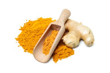 PNG, zerdeçal tozu ve kökü, beyaz arkaplanda izole.