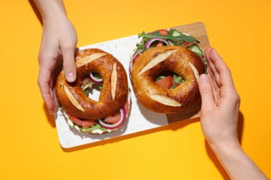 Simitli sandviç, kahvaltıda ve öğle yemeğinde lezzetli yemek kavramı.