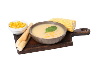 PNG, tabakta mısır çorbası, beyaz arka planda izole edilmiş..