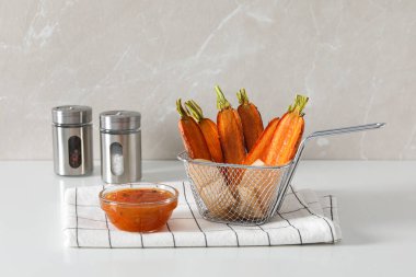 Kızarmış havuç, lezzetli kızarmış yiyecek kavramı.