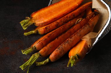 Kızarmış havuç, lezzetli kızarmış yiyecek kavramı.