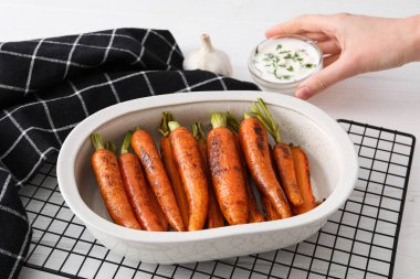 Kızarmış havuç, lezzetli kızarmış yiyecek kavramı.