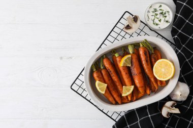 Kızarmış havuç, lezzetli kızarmış yiyecek kavramı.