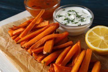 Kızarmış havuç, lezzetli kızarmış yiyecek kavramı.