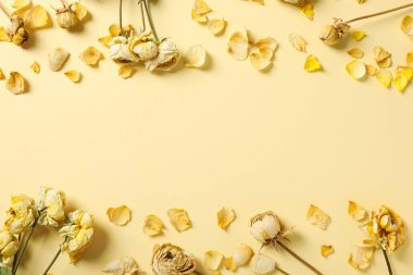 Bej arka planda kurumuş gül ve yapraklar, metin için boşluk