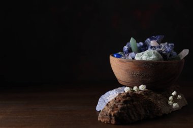 Sihirli kristaller, meditasyon için ruhsal esrarengiz uygulamalar ve rahatlama.